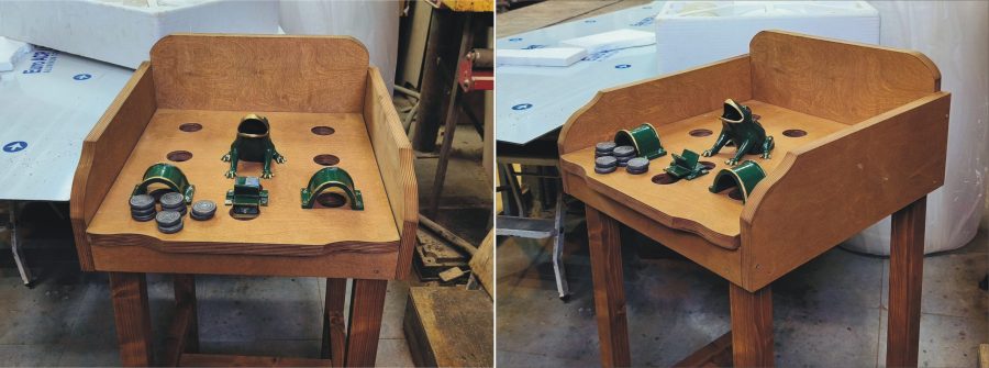 fabricada con tablero tratado para exterior y elementos metalicos en fundicion